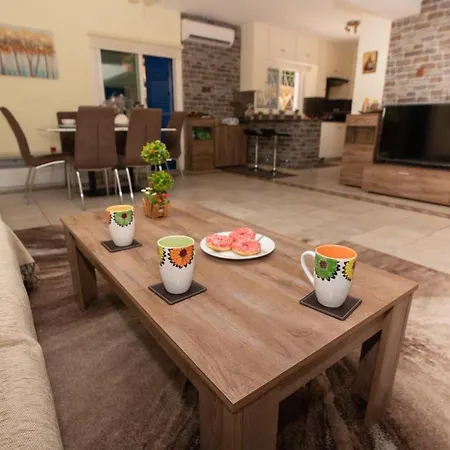 Villa Daniela Βίλα Πρωταράς